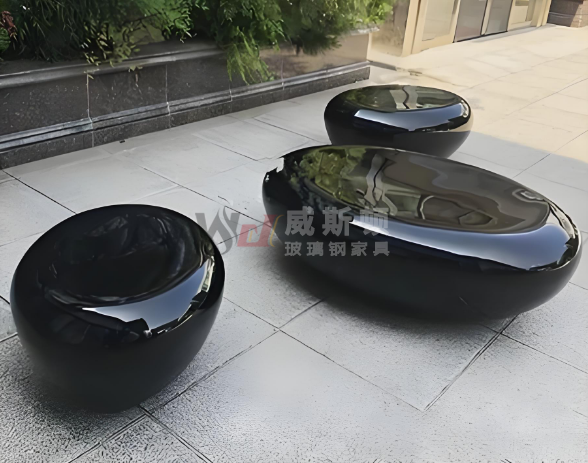 定制玻璃钢黑色鹅卵石座椅，重塑城市艺术坐憩体验