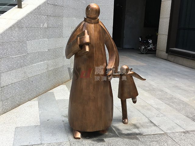 户外仿铜玻璃钢抽象人物组合雕塑