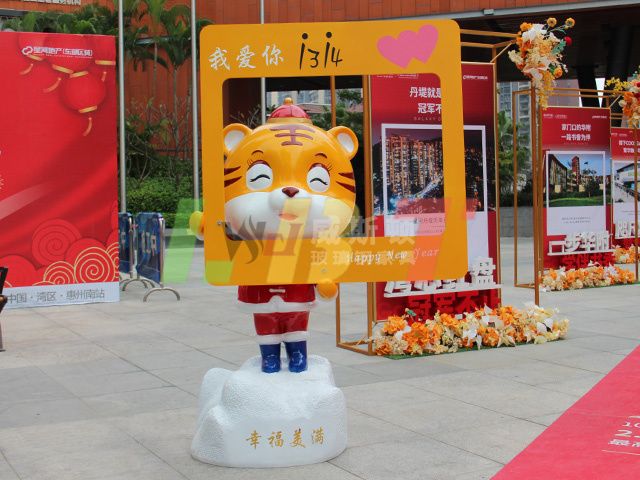 商场店铺拍照打卡卡通生肖老雕塑